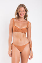 Carregar imagem no visualizador da galeria, Model Front: Rio De Sol Soutien Top Nocciola Amelia
