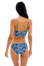Carregar imagem no visualizador da galeria, Model Back: Rio De Sol Soutien Top Palms-Blue Balconet-Anna
