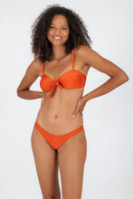 Carregar imagem no visualizador da galeria, Model Front: Rio De Sol Soutien Top Paprica Bandeau-No
