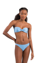 Carregar imagem no visualizador da galeria, Model Front: Rio De Sol Soutien Top Shimmer-Baltic-Sea Bandeau-Joy
