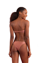 Carregar imagem no visualizador da galeria, Model Back: Rio De Sol Soutien Top Shimmer-Copper Bandeau-Joy
