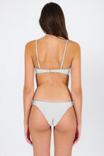 Carregar imagem no visualizador da galeria, Model Back: Rio De Sol Soutien Top Shimmer-White Bandeau-Knot
