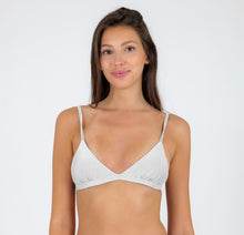 Carregar imagem no visualizador da galeria, Model Front: Rio De Sol Soutien Top Shimmer-White Tri-Fixo
