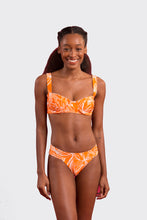 Carregar imagem no visualizador da galeria, Model Front: Rio De Sol Soutien Top Trail-Orange Amelia
