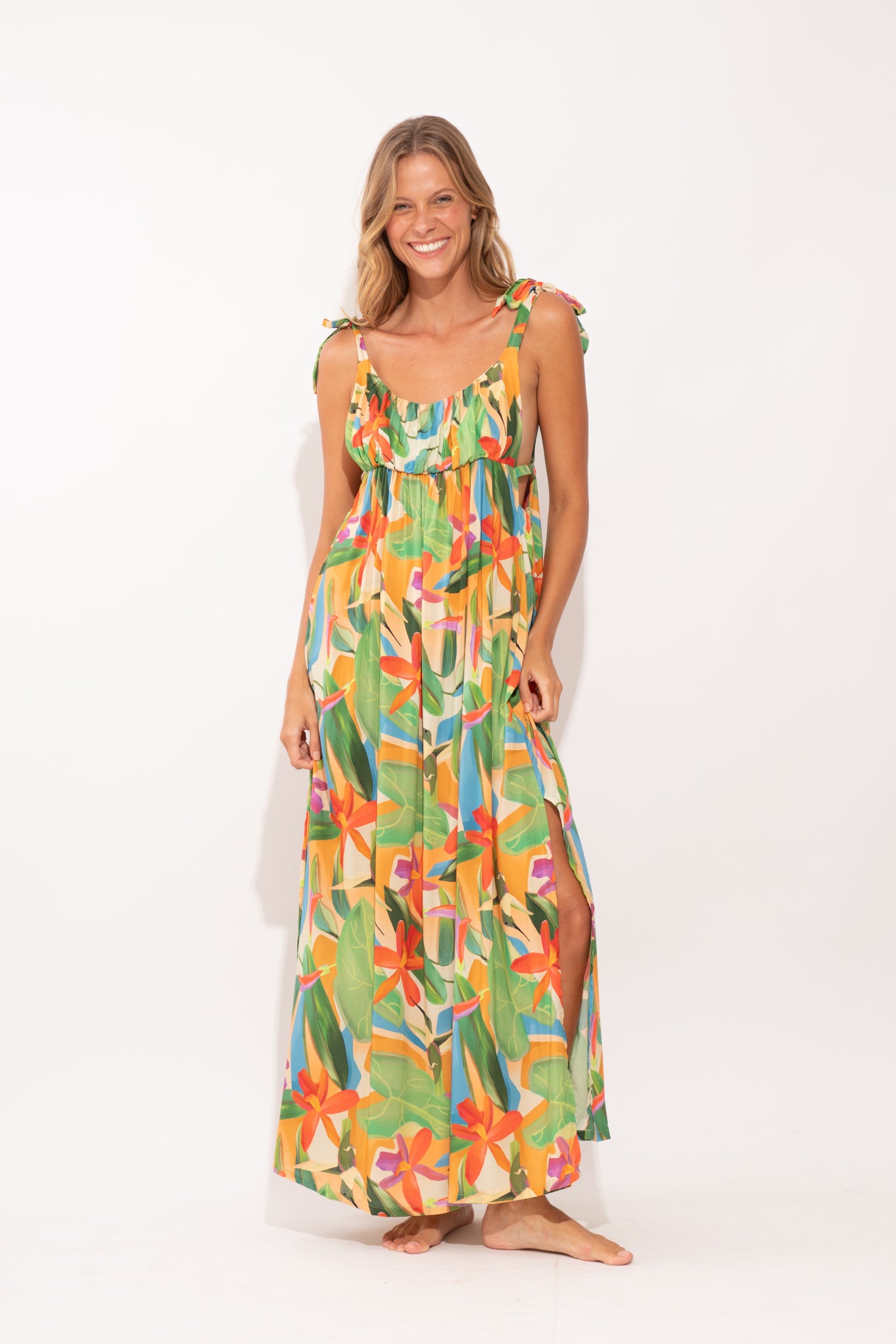 Model Front: Rio De Sol Vestido De Praia Tropical Long Dress Chiara